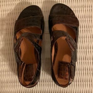 Like new Clark’s artisan real leather crocodile Velcro strap sandals